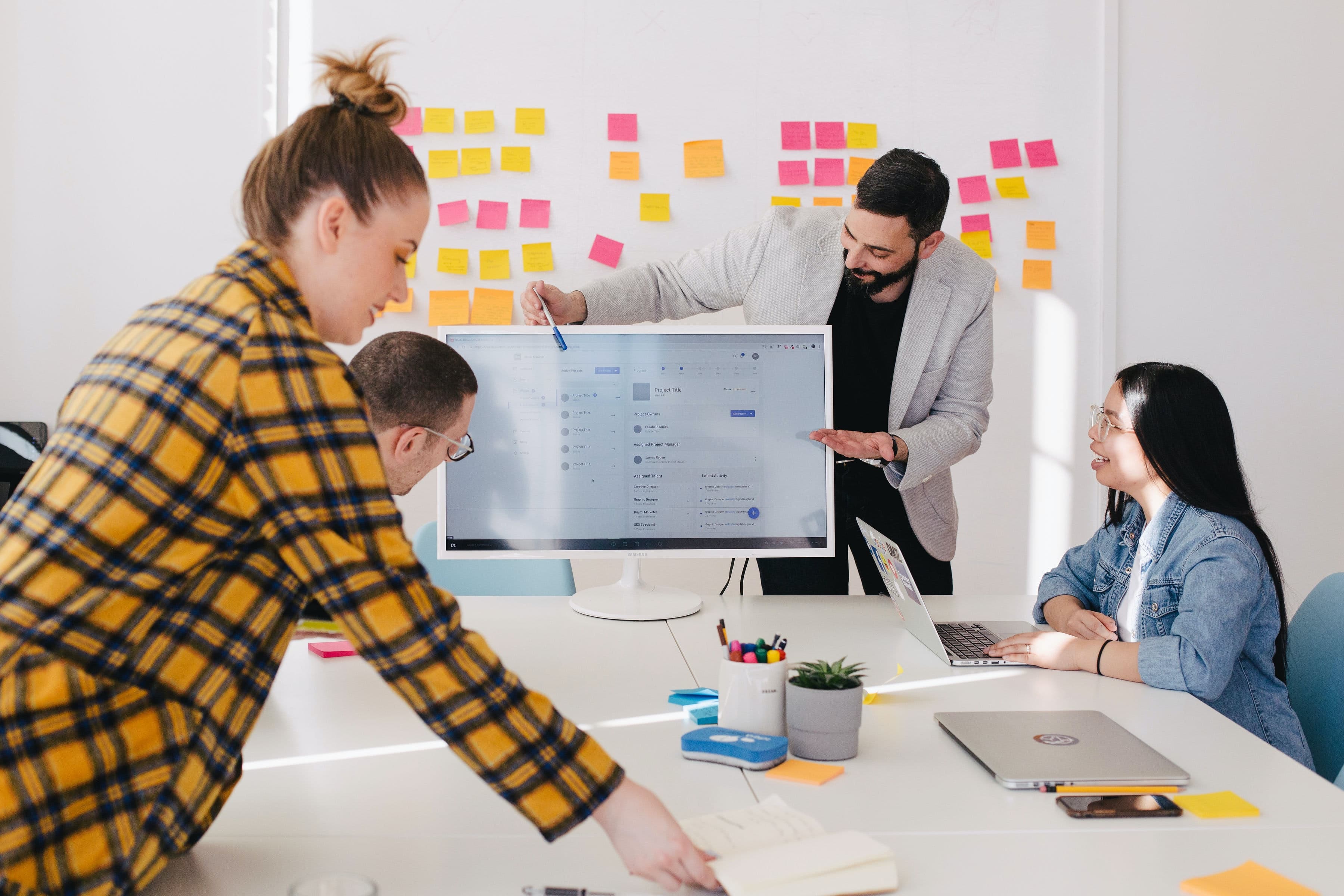 Brainstorming bei der Optimierung einer Customer Journey, Quelle: Unsplash